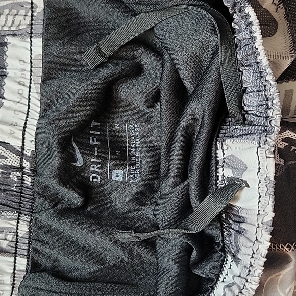 Nike Dry Running Shorts Women's Medium NWT - Picture 3 of 5